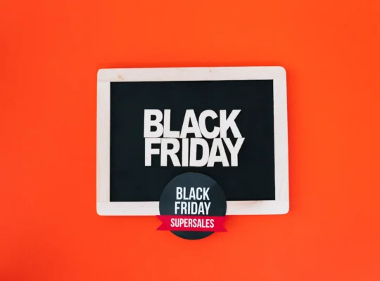 Placa com a inscrição Black Friday em destaque sobre fundo laranja