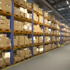 Corredor de armazém com prateleiras altas repletas de caixas de papelão armazenadas