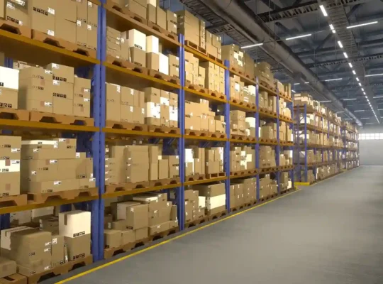 Corredor de armazém com prateleiras altas repletas de caixas de papelão armazenadas