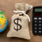 Globo, saco de dinheiro e calculadora representando os diferentes custos envolvidos na importação para revenda