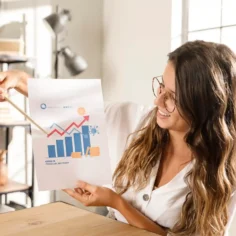 Mulher apresentando gráfico de crescimento das vendas para representar a análise das primeiras vendas Shopee após os pedidos