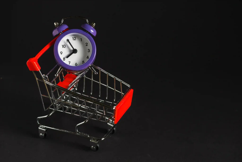 Carrinho de compras com relógio representando a velocidade das vendas Shopee e o acompanhamento do estoque