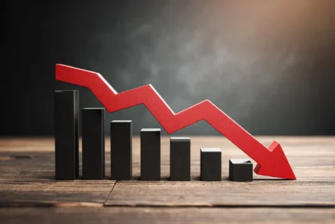 Gráfico de barras pretas em queda, acompanhado de uma seta vermelha apontando para baixo, representando a retração das vendas no varejo brasileir